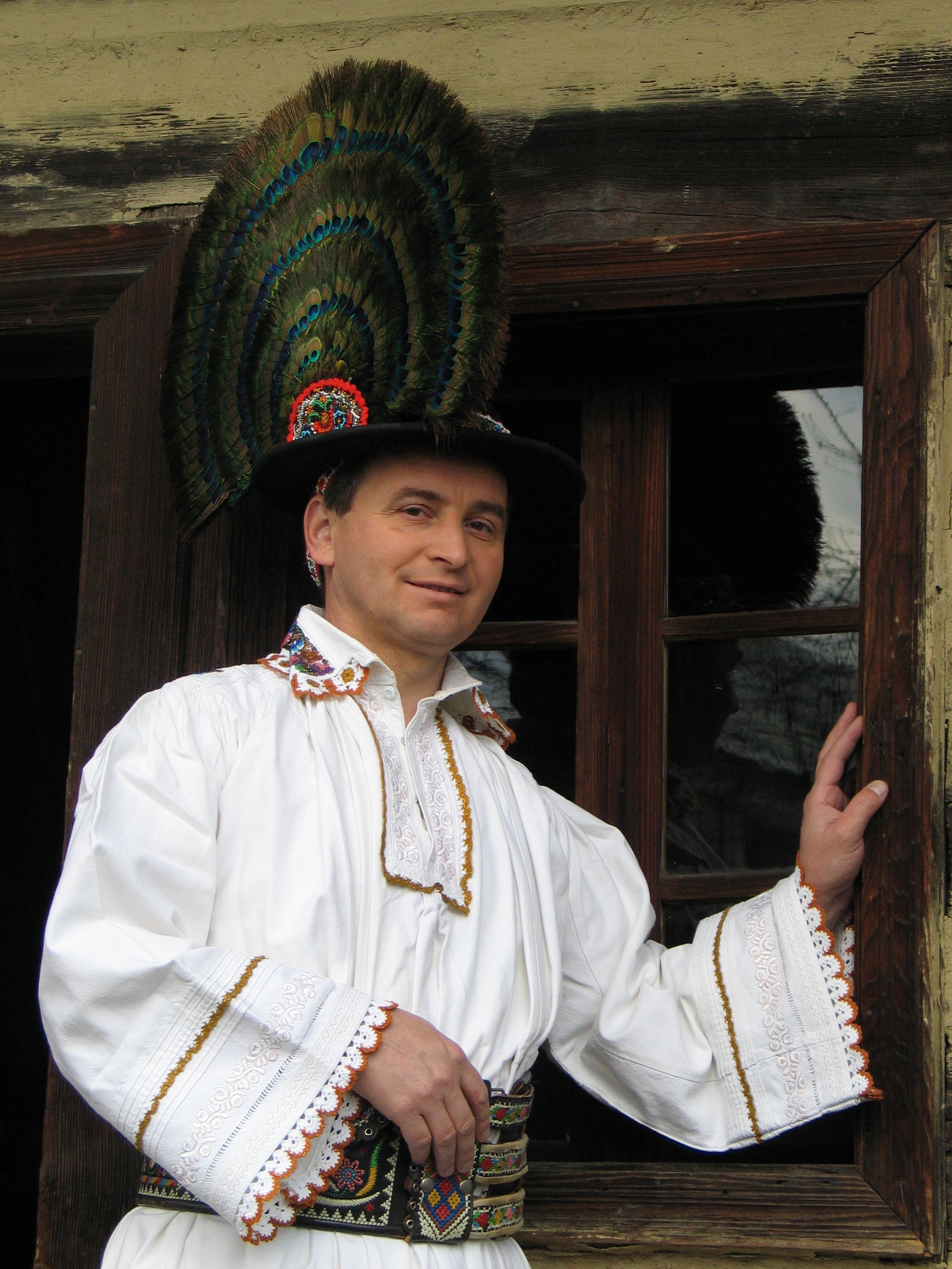 Румыны фото. Румыны. Румынский костюм мужской. Румынская Национальная одежда. Румыния жители.